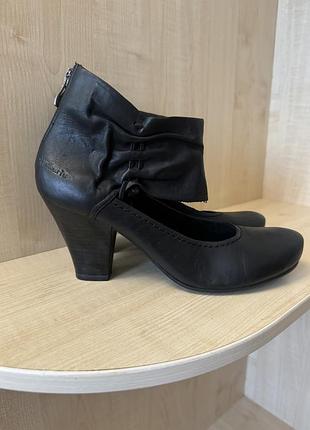 Жіночі класичні чорні туфлі на широкому каблуці
