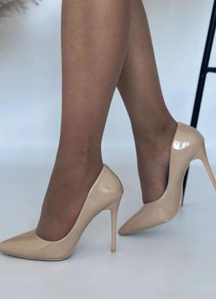 Жіночі бежеві лакові шкіряні  туфлі на  високій шпильці човники