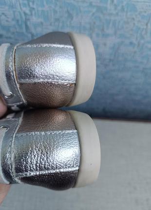 Серебристые кожаные топсайдеры мокасины marks &amp; spenser.8 фото