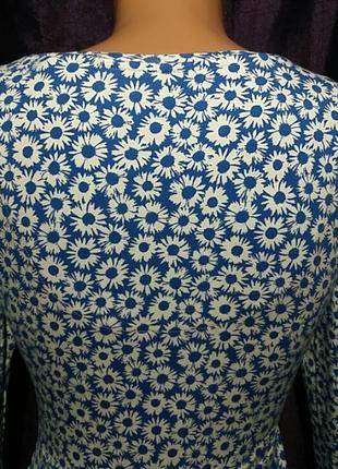 Міні сукня трикотажна білого і синього кольору. принт цікаві квіти7 фото