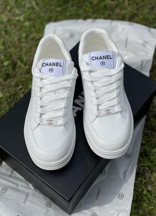 Белые кроссовки chanel