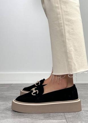 Чорні жіночі лофери туфлі на бежевій підошві з натуральної замші замшеві лофери туфлі