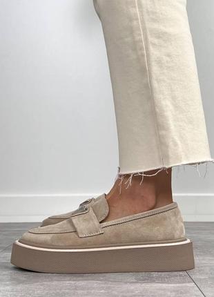Бежеві жіночі лофери туфлі на потовщенній підошві з натуральної замші замшеві лофери туфлі