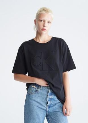 Жіноча оверсайз футболка з тисненим логотипом calvin klein білого кольору м оригінал