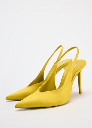 Открытые желтые атласные женские туфли zara
