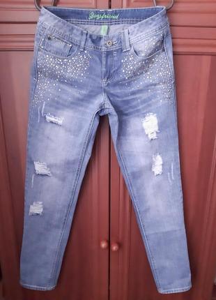 Трендові джинси зі стразами та потертостями
