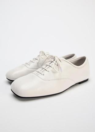 Кожаные туфли дерби бежево белые zara