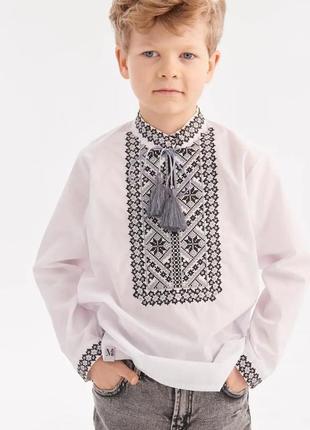 Вишиванка для хлопчика з чорно-сірою вишивкою