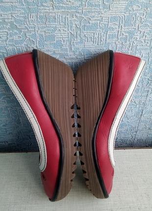 Круті трендові червоні туфлі на платформі fly london.6 фото