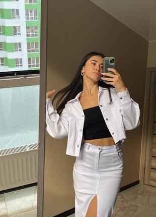 Стильный джинсовый костюм двойка пиджака и юбка