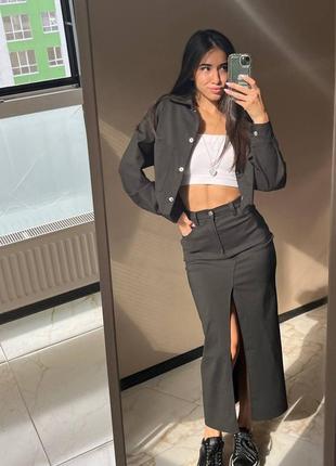 Стильный джинсовый костюм двойка пиджака и юбка