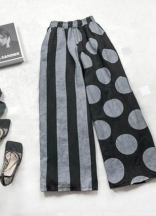 Незвичайні лляні брюки-труби з різними геометричними принтами на штанинах