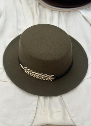 Стильний фетровий капелюх канотьє з пером  болтяний