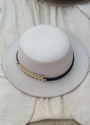 Стильний фетровий капелюх канотьє з пером  білий