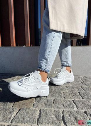 Жіночі білі кросівки