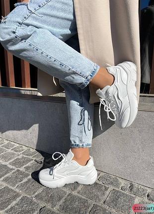 Жіночі білі кросівки