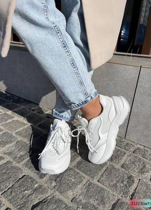 Жіночі білі кросівки