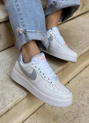 Стильные белые nike round air force 1 lv8 / найк аэр форс белые с голубым демисезонные на осень / женккие кроссовки аир форс