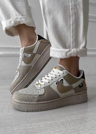 Трендовые кроссовки с цепочкой на пятке space air force new beige / найк аэр форс бежевые демисезонные на весну, лето, осень