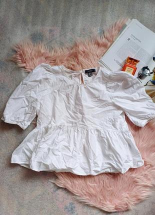 Хлопковая блуза с баской белого цвета