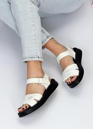 Женские белые босоножки сандалии на черной подошве и липучке8 фото