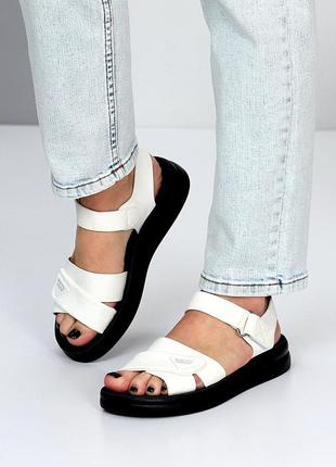 Женские белые босоножки сандалии на черной подошве и липучке4 фото