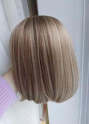 Парик каре русый с чёлкой