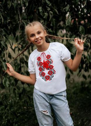 Біла вишиванка з квітами, біла вишиванка піділткова, вишита сорочка трикотажна, гарна вишиванка з коротким рукавом, вишиванка з маками