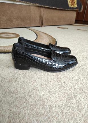 Туфлі, лофери з чорної лакованої шкіри clarks