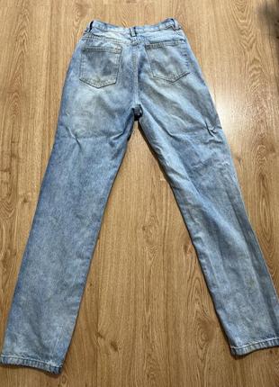 Трендові грязні джинси з рваними колінами4 фото