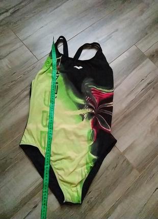 Слитный купальник спортивного типа