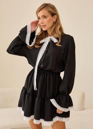 Черное льняное платье мини с белым кружевом, длинный рукав