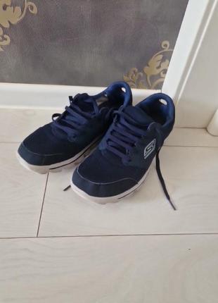 Дуже зручні кросівки skechers