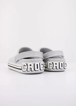 Крокс крокбэнд клог серые лого crocs unisex off court clog atmosphere/logo