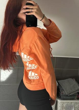 Сопкая худи adidas с логотипом на спине
