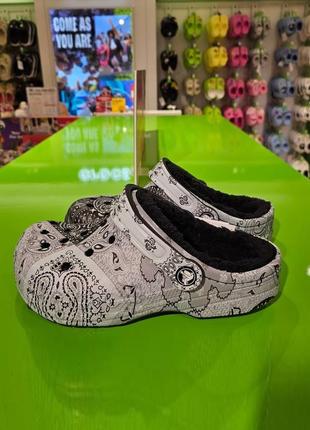 Крокс бая серые с мехом бандана crocs baya printed lined clog bandana