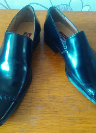Мужские, новые туфли из лаковой кожи + 3 dvd диска в подарок.