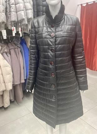 Пальто стеганое из натуральной кожи, по воротничку натуральная норка