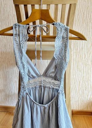 Женское платье с открытой спиной