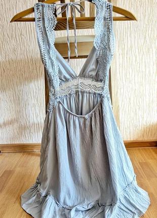 Женское платье с открытой спиной