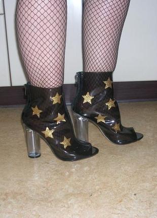 Силіконові черевики на прозорих підборах.