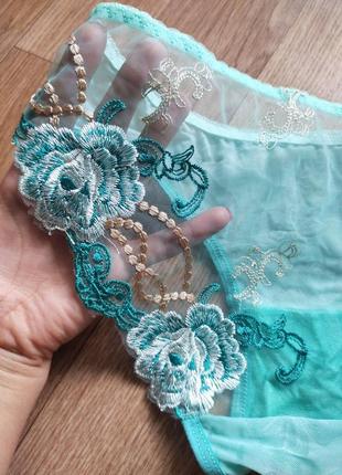 Соблазнительные трусики с кружевной попой