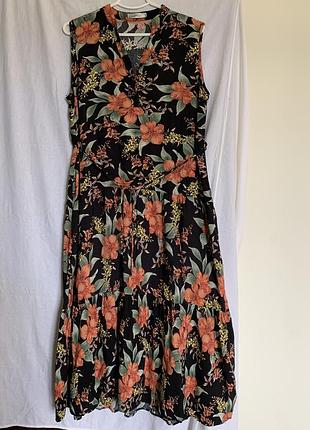 Красивое вискозное длинное  платье в крупных цветах