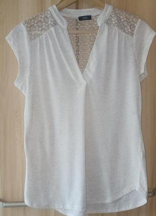 Нежная футболочка с кружевной вставкой. f&f