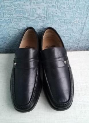 Міцні шкіряні чоловічі туфлі лофери clarks.2 фото