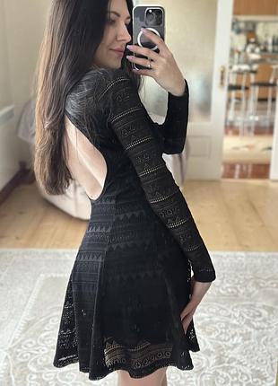 Черное платье с открытой спинкой клеш