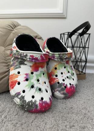 Утеплені крокси m6w8 crocs classic lined tie dye multi/black