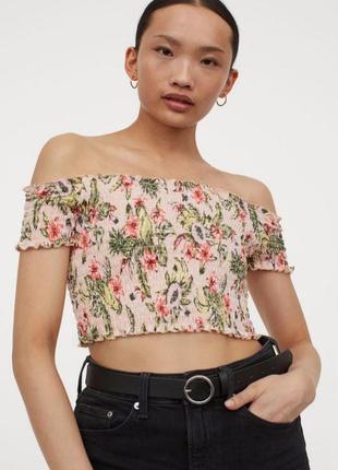Укороченный топ жатка на плече в цветочный принт h&m
