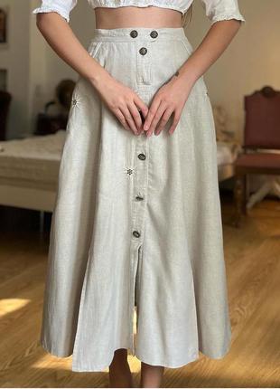 Фантастическая миди юбка с двумя карманами. также имеет вышивку с цветком эдельвейс, как и металлически-древесьяняную фурнитуру. ткань плотный лен, хлопок