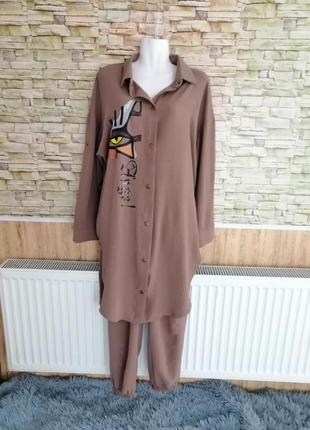 Костюм батальный женский костюм удлиненная рубашка. застегивается на металлические кнопки. дополненная принт